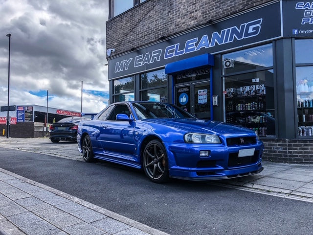 Nissan Skyline R34 GT-R visits the store..